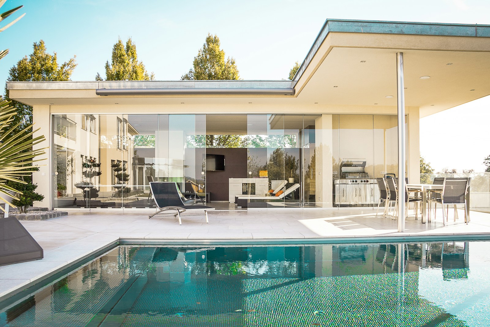 Glass pavilion residence with pool